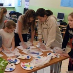 Zajęcia z koloroterapii w świetlicy dla dzieci Caritas Diecezji Świdnickiej