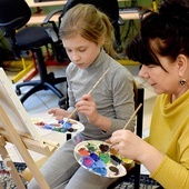 Pani Iwona uczyła dzieci malować i wyrażać swoje emocje przez kolory.