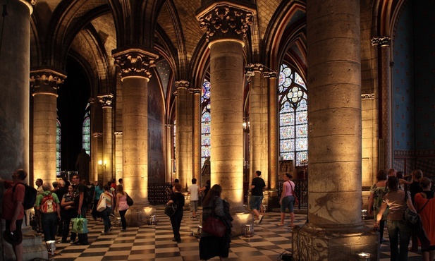 Wnętrze katedry Notre Dame - rok 2008.