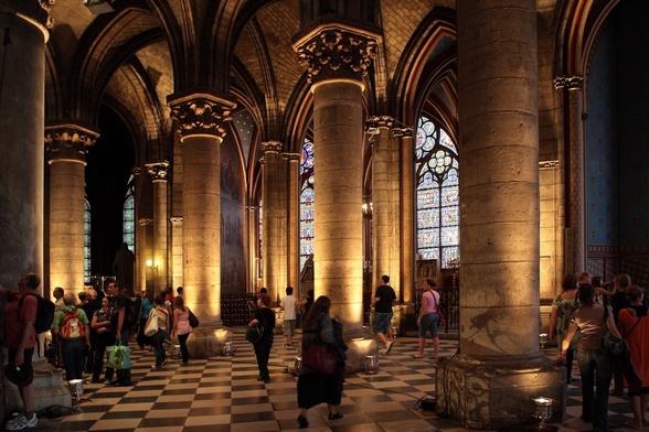 Wnętrze katedry Notre Dame - rok 2008.