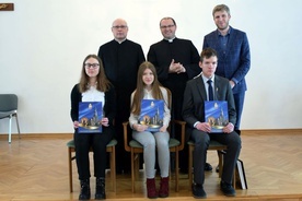 Pamiątkowe zdjęcie laureatów OTK z ks. Markiem Korgulem, dyrektorem wydziału katechetycznego i katechetami.