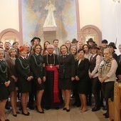 Diany ze swoim kapelanem ks. Adamem Łukiewiczem oraz gośćmi w kaplicy ośrodka "Emaus".