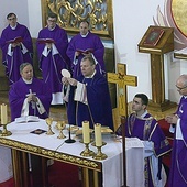 Eucharystię koncelebrował bp Henryk Tomasik. Z prawej ks. Jarosław Wojtkun.