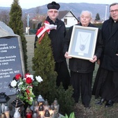 Przy kamieniu upamietniającym postać ks. Rudolfa Marszałka - (od lewej): ks. Tadeusz Krzyżak, Karol Tyc i ks. Stanisław Wójcik.