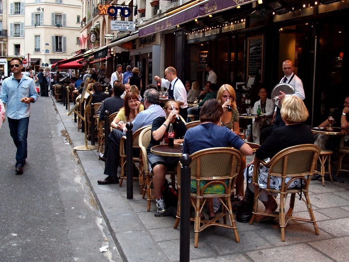 W Paryżu pełne kawiarnie. We Francji nie widać paniki w związku z koronawirusem