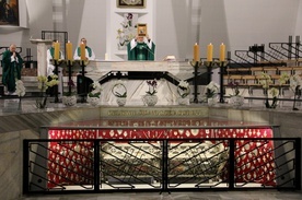 Sanktuarium św. Andrzeja Boboli pozostanie otwarte każdego dnia: w dni powszednie od 7.00 do 20.00, a w niedziele od 7.00 do 22.00, a w konfesjonałach będą dyżurowali kapłani.