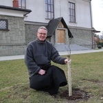"Dar na 100" - dęby w Leśnej na urodziny św. Jana Pawła II