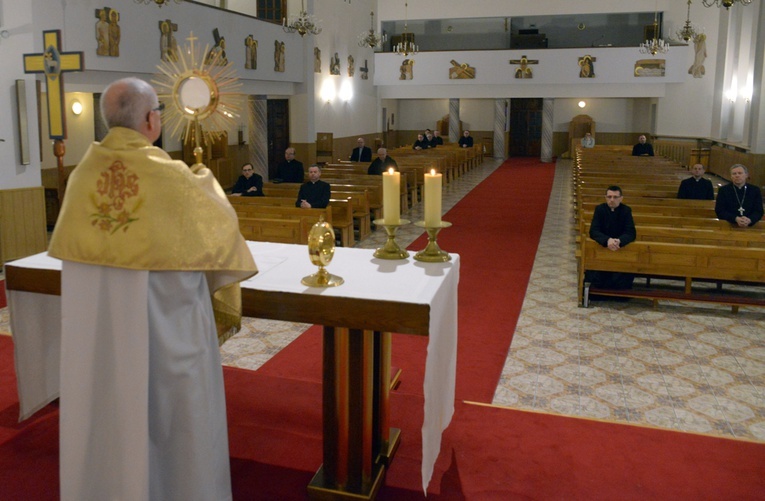 Kapłani obecni na wieczornym nabożeństwie otrzymują błogosławieństwo Najświętszym Sakramentem.