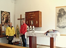 Barbara i Robert Ostapowiczowie w kaplicy pw. św. Antoniego.