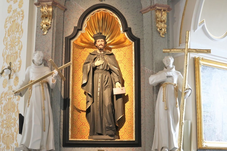 Figura św. Jana Sarkandra w bocznym ołtarzu w kościele Świętych Apostołów Piotra i Pawła w Skoczowie.