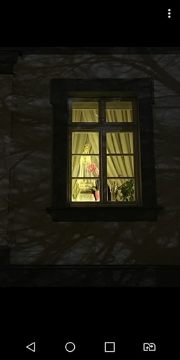 Figura Matki Bożej w oknie.