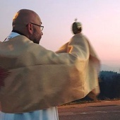 O. Bogdan Kocańda OFM Conv. z Najświętszym Sakramentem.