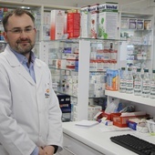 Farmaceuci z Jaktorowa są gotowi pomóc pacjentom w otrzymaniu środka dezynfekującego.