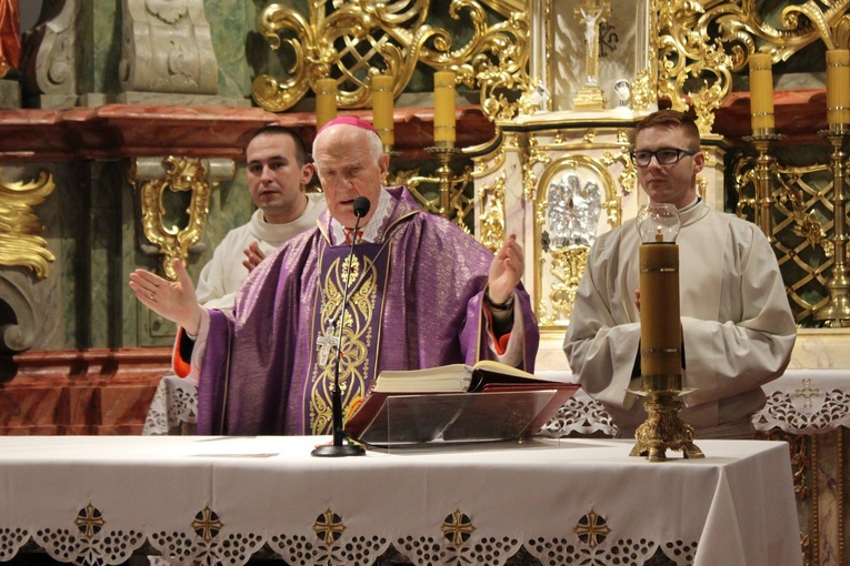 Biskup w czasie Mszy św. w kościele pw. św. Józefa.