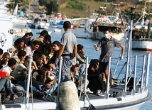 Lampedusa opustoszała, ale migranci przybywają