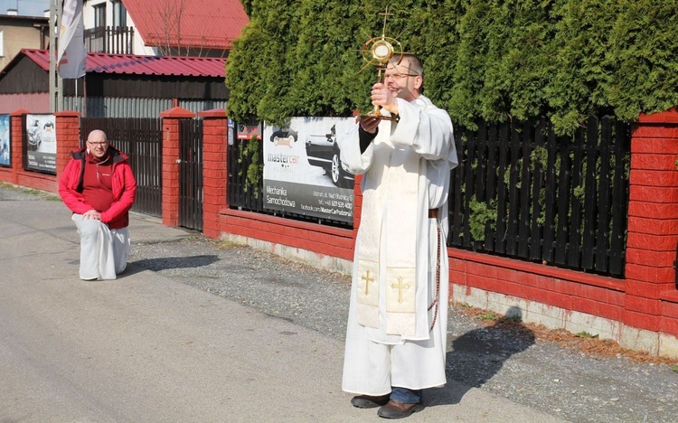 O. Cezary Jenta OP błogosławił dziś mieszkańców Hermanic Najświętszym Sakramentem.