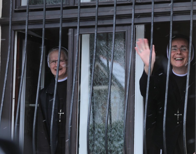 Siostry serafitki radośnie oczekiwały w oknie hałcnowskiego klasztoru.