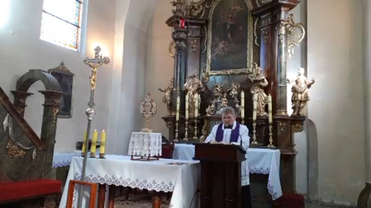 Msza przez media, ale kapłan z Komunią św. dotarł "na żywo"