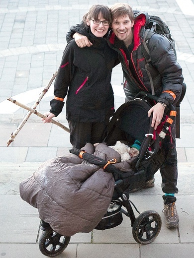 ▲	Marzena, żona Marcina, też chodzi na EDK. Na zdjęciu razem z mężem i 1,5-rocznym synem w Kalwarii Zebrzydowskiej w 2014 r.