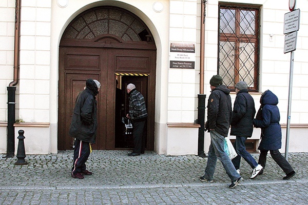 Wydawanie pakunków rozpoczęło się w Godzinie Miłosierdzia.