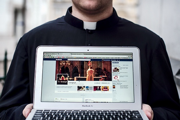 Księża z wielu parafii  naszej diecezji  od początku podjęli się tworzenia wspólnoty słowa w sieci, łącząc się wirtualnie ze swymi parafianami.