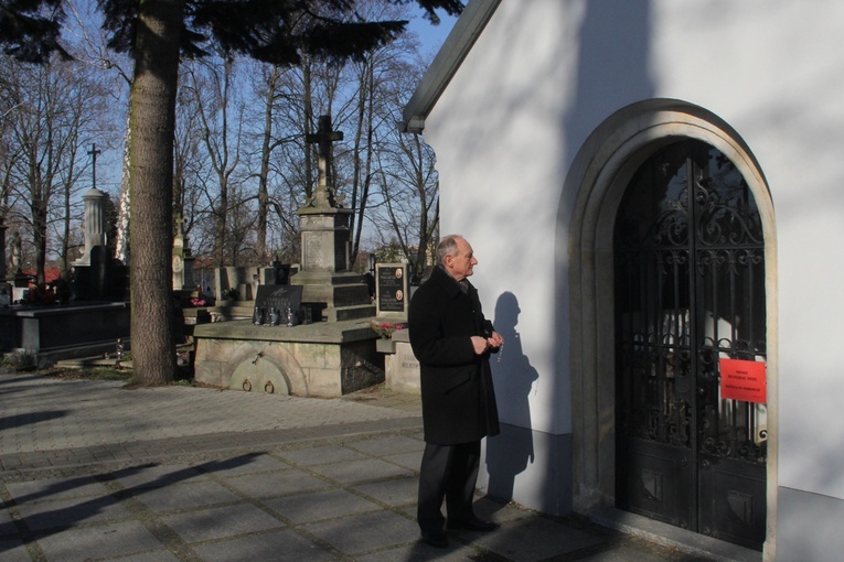 J. Rejczak przy grobie Biskupów Radomskich. 