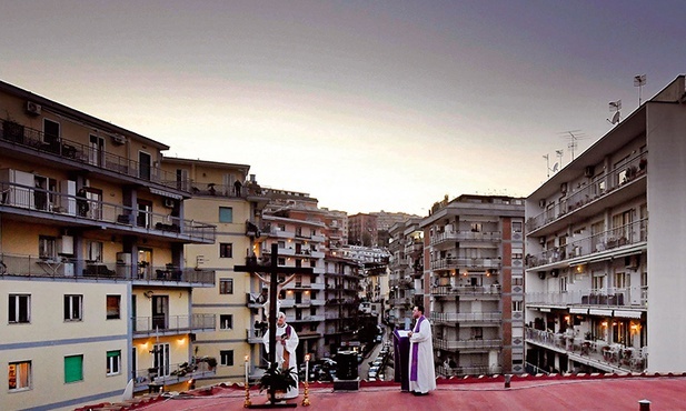 Dwaj księża odprawiają Drogę Krzyżową na dachu kościoła Santa Maria della Salute w Neapolu.
20.03.2020 Neapol, Włochy