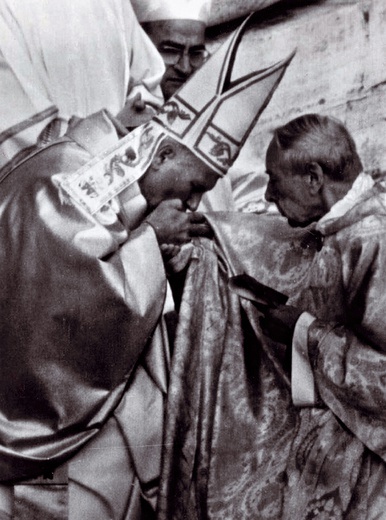 Jan Paweł II w dniu inauguracji pontyfikatu i kardynał Stefan Wyszyński oddający mu hołd – historyczny moment ucałowania dłoni prymasa Polski przez papieża.