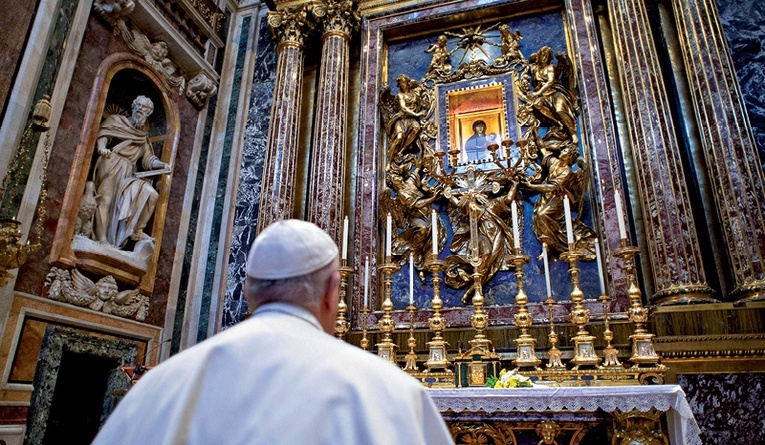 Franciszek przed ikoną Salus Populi Romani w bazylice Santa Maria Maggiore.