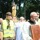 Cudowna figura Matki Bożej niesiona w procesji podczas wrześniowego odpustu w Wąwolnicy.