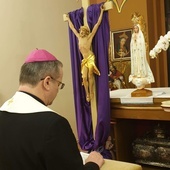 Zawierzenie diecezji w kaplicy domu biskupiego 