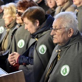 Wolontariusze i pracownicy schroniska w czasie otwarcia domu dla bezdomnych kobiet.