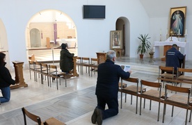 Najświętszy Sakrament wystawiony jest w bocznej kaplicy kościoła.