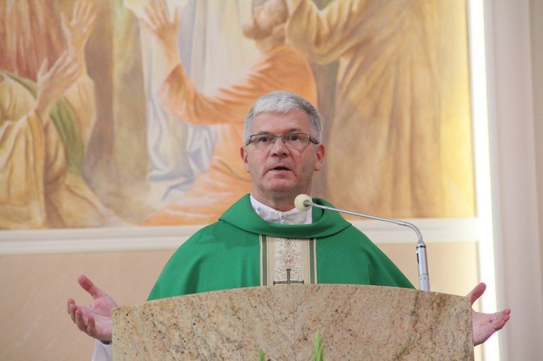 Ks. Marek Warchoł proboszczem parafii jest od prawie roku.