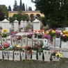 Włoscy biskupi modlili się dziś na cmentarzach