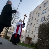 Samotna Droga Krzyżowa słupskich księży