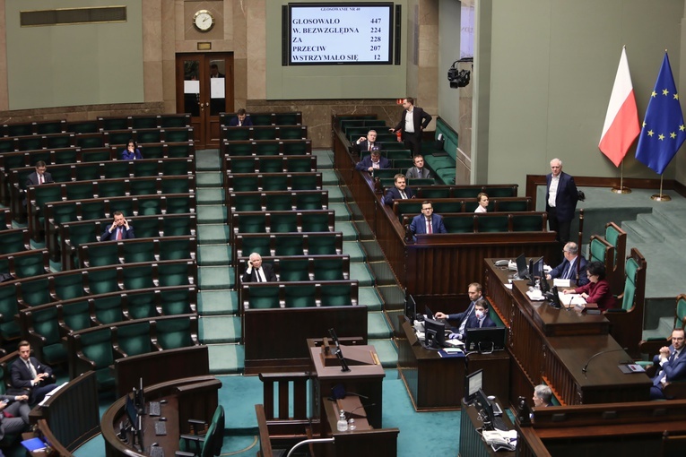 Sejm uchwalił specustawę o wsparciu dla firm w związku z epidemią 