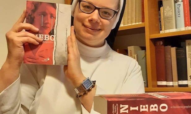 Siostra Benedykta Baumann ze swoją najnowszą książką "Niebo w kolorze popiołu".