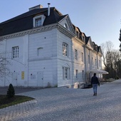 Stalowa Wola, dzielnica Charzewice. Jeden z budynków pełni rolę eleganckiego lokalu gastronomicznego.