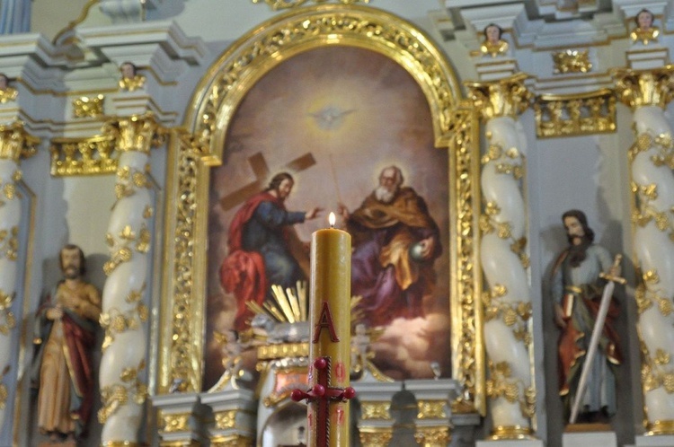 Ołtarz główny z obrazem Trójcy Świętej.