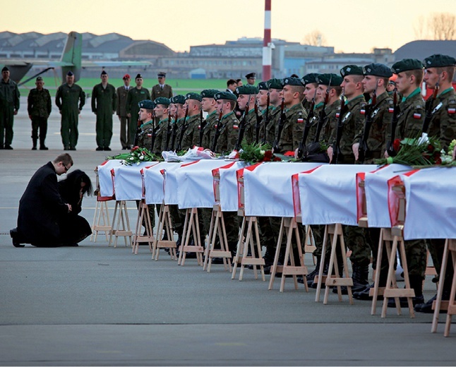10 kwietnia 2010 r. w katastrofie polskiego samolotu TU-154  pod Smoleńskiem zginęło 96 osób, wśród nich prezydent Lech Kaczyński i jego małżonka Maria. Trumny z ciałami ofiar przez kilka dni witano na warszawskim lotnisku wojskowym.