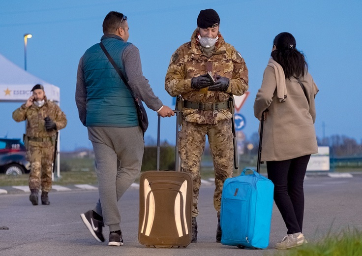 Po okazaniu odpowiednich dokumentów włoscy żołnierze zezwalają na przekroczenie granicy między strefami.