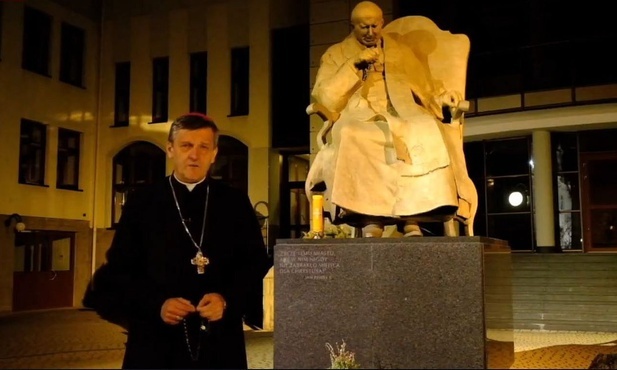Bp Roman Pindel 2 kwietnia 2020 r. o 21.37 przed pomnikiem św. Jana Pawła II.