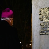 Modlitwa biskupa za diecezję przy pomniku św. Jana Pawła II