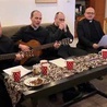 Księża tęsknią i śpiewają dla parafian