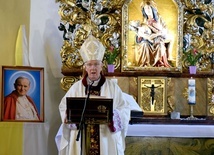 Bp. Ignacy Dec w czasie homilii o św. Janie Pawle II.