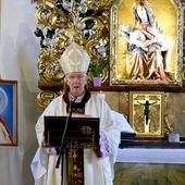 Bp. Ignacy Dec w czasie homilii o św. Janie Pawle II.