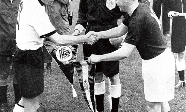 Kapitanowie drużyn RFN i Węgier – Fritz Walter  (z lewej) i Ferenc Puskás 