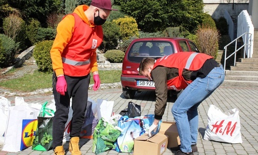 Wolontariusze uwijali się najpierw przy pakowaniu darów, a następnie przy ich rozdzielaniu.