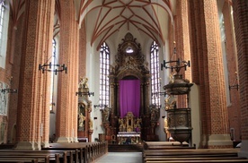 Wnętrze katedry odsłonięte